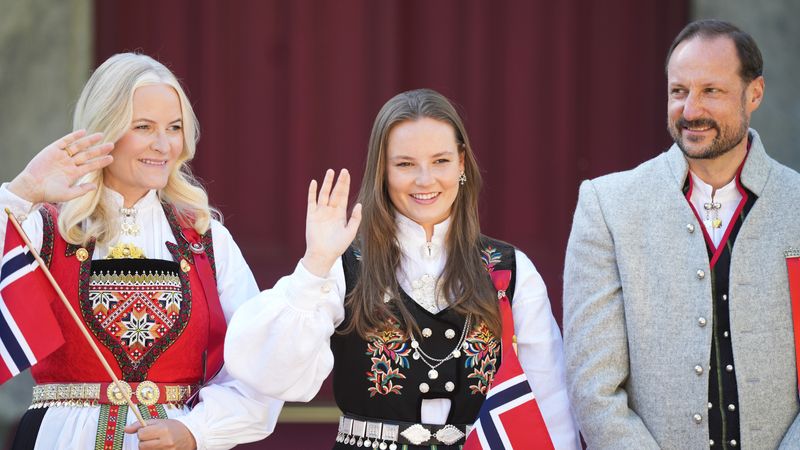 Prinses Ingrid Alexandra vergezelt haar ouders op nationale feestdag