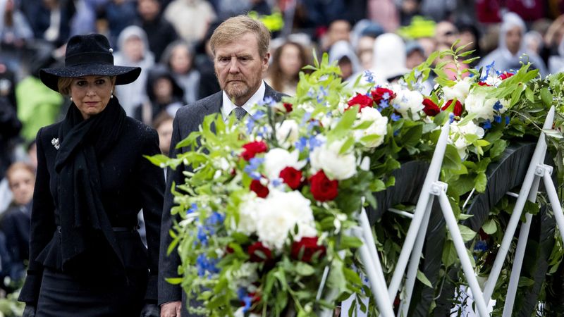 Koninklijke familie herdenkt oorlogsslachtoffers tijdens Dodenherdenking