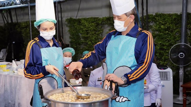 Thaise koning kookt voor zorgmedewerkers