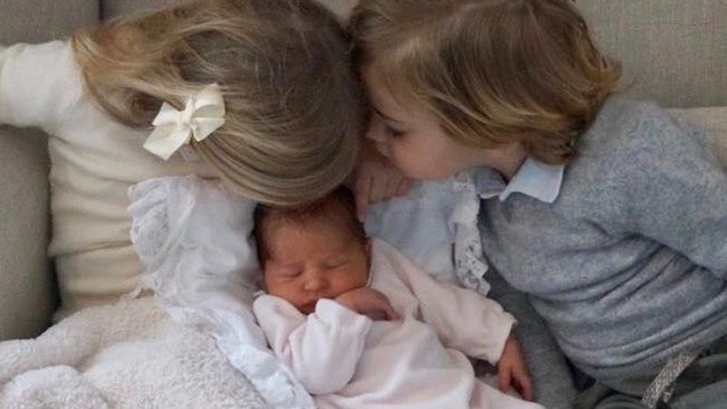 Madeleine deelt foto van pasgeboren dochter met broer en zus