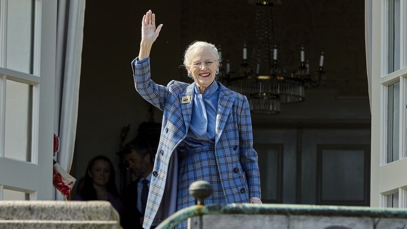 Margrethe ontvangt prijs van 'buurvrouw' koningin Sonja