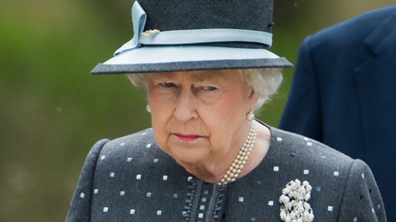 Koningin Elizabeth duikt op in Thames Hospice