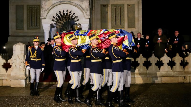 Roemeense koninklijke familie neemt afscheid van koning Mihai