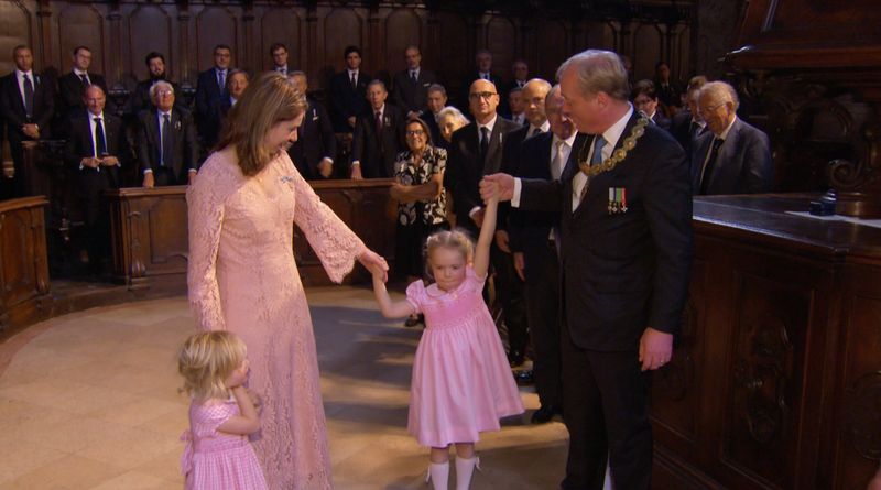 Video: Prins Carlos verleent dochters italiaanse titels
