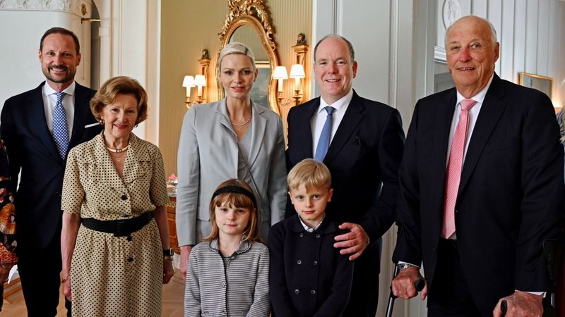 Kijk: Albert en Charlène nemen tweeling mee naar Noorse royals