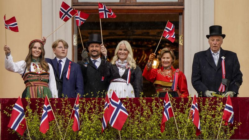 Kijk: Noorse royals vieren regenachtige feestdag
