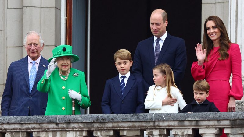 Koningin Elizabeth verrast tot tweemaal toe... en prins Louis ook!