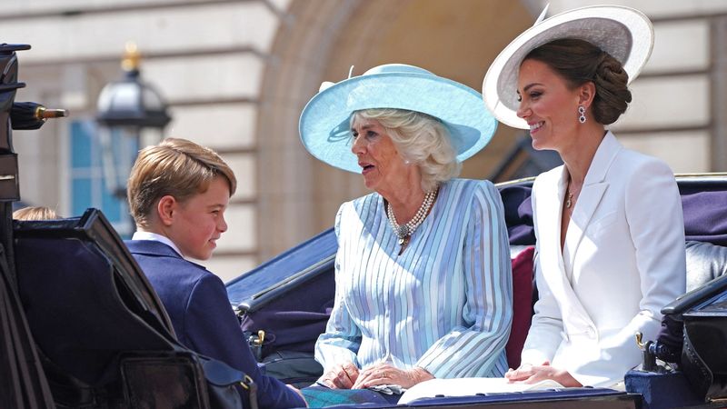 Leuke primeur: George, Charlotte en Louis rijden mee in verjaardagsparade Queen
