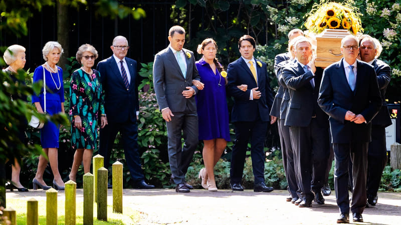 Koninklijke familie neemt afscheid van prinses Christina