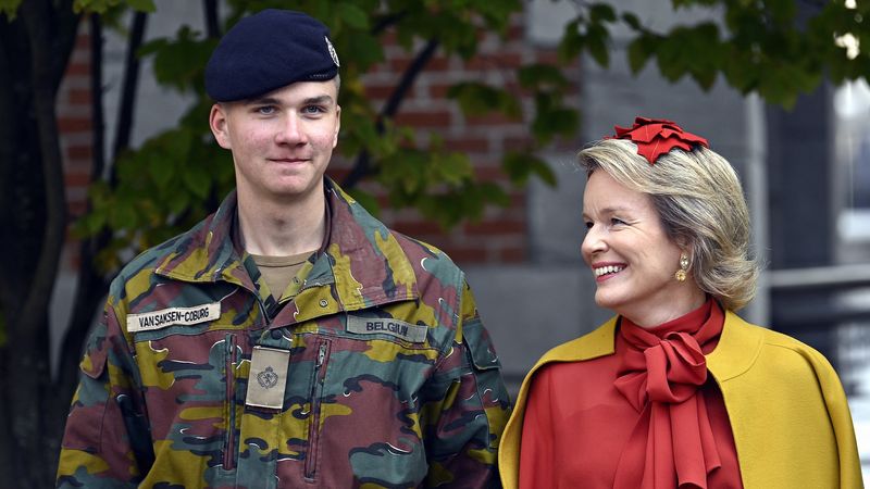 Foto's: Prins Gabriël krijgt blauwe baret van zijn vader koning Filip