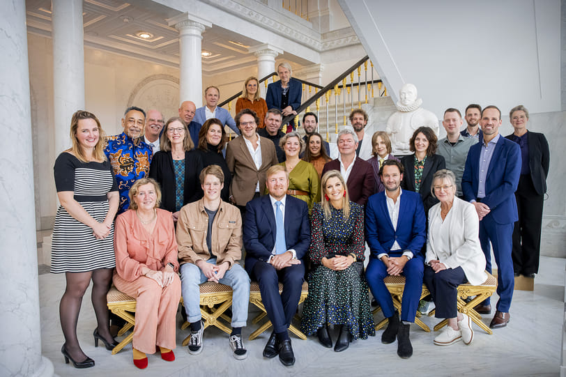 Koning en koningin lunchen met uitblinkers op paleis