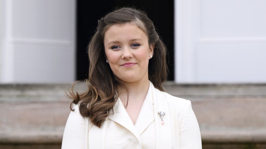 Kijk Prinses Isabella Poseert Met Familie Na Confirmatie Blauw Bloed