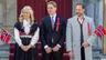 Prins Sverre Magnus is geslaagd en poseert met trotse ouders voor een foto