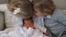 Madeleine deelt foto van pasgeboren dochter met broer en zus