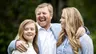 2020: Koning Willem-Alexander maakt een grapje met dochters prinses Amalia en prinses Ariane.