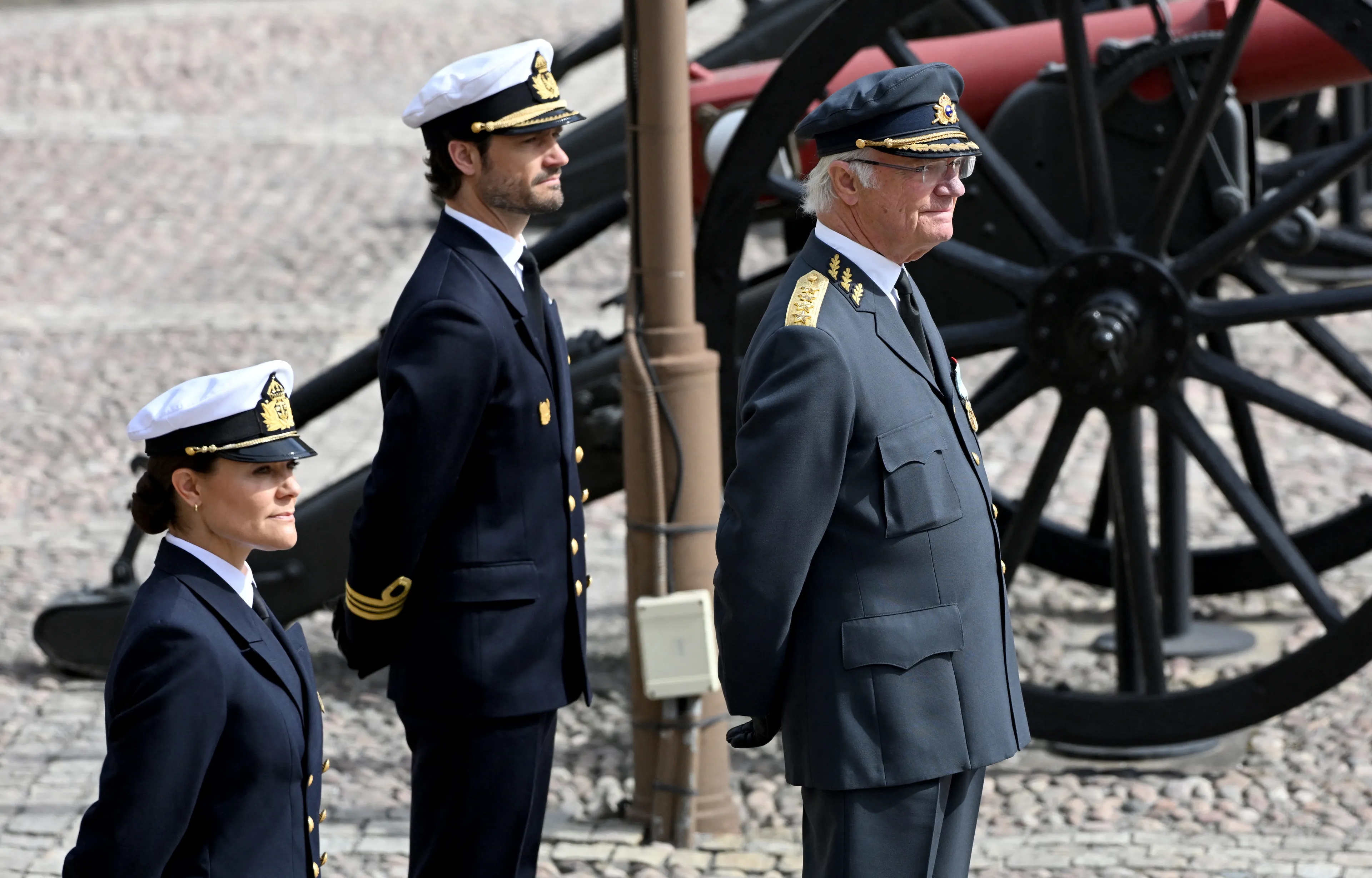 De koning met twee van zijn kinderen.