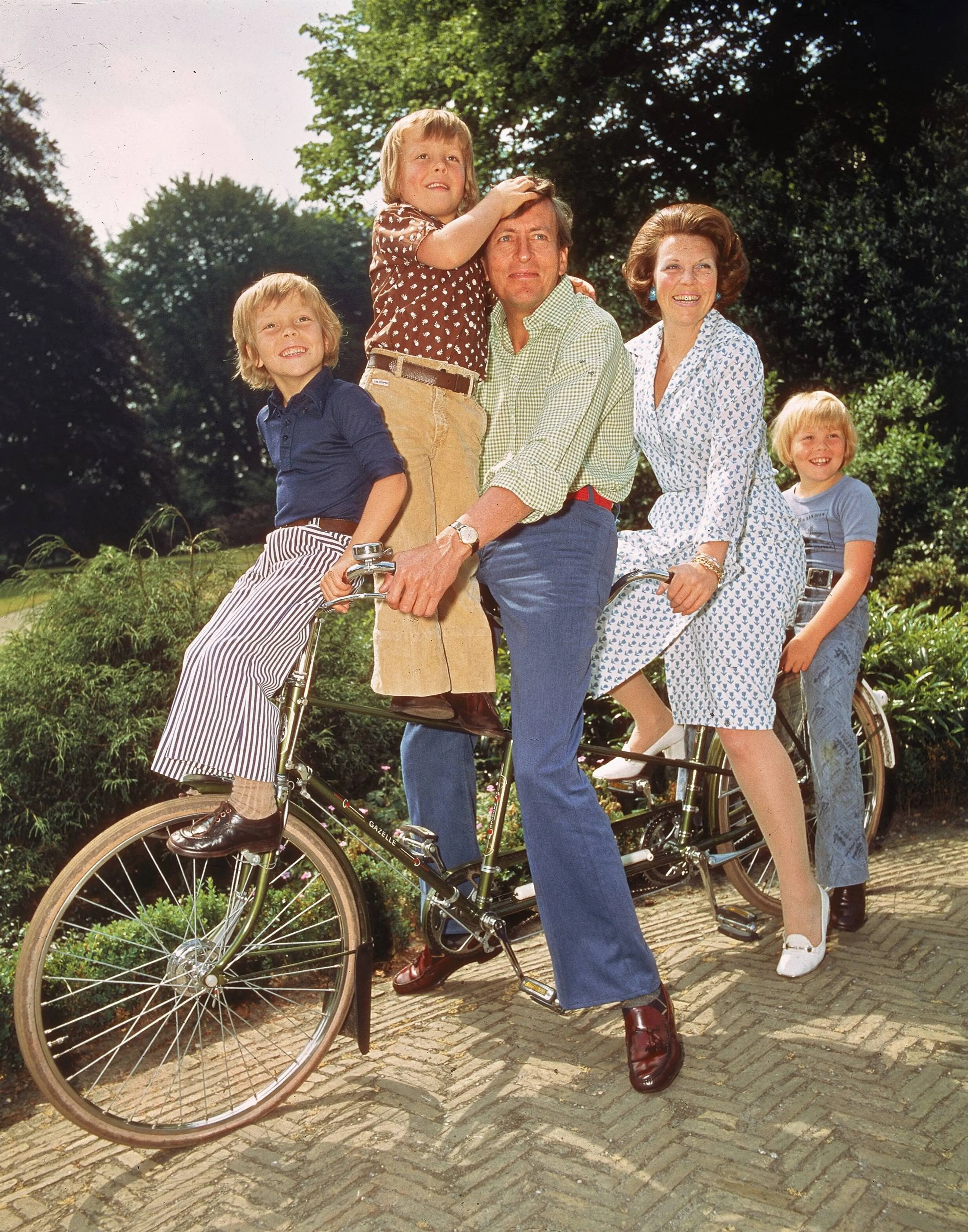 Het gezin fietst op de tandem door de kasteeltuinen (1975).