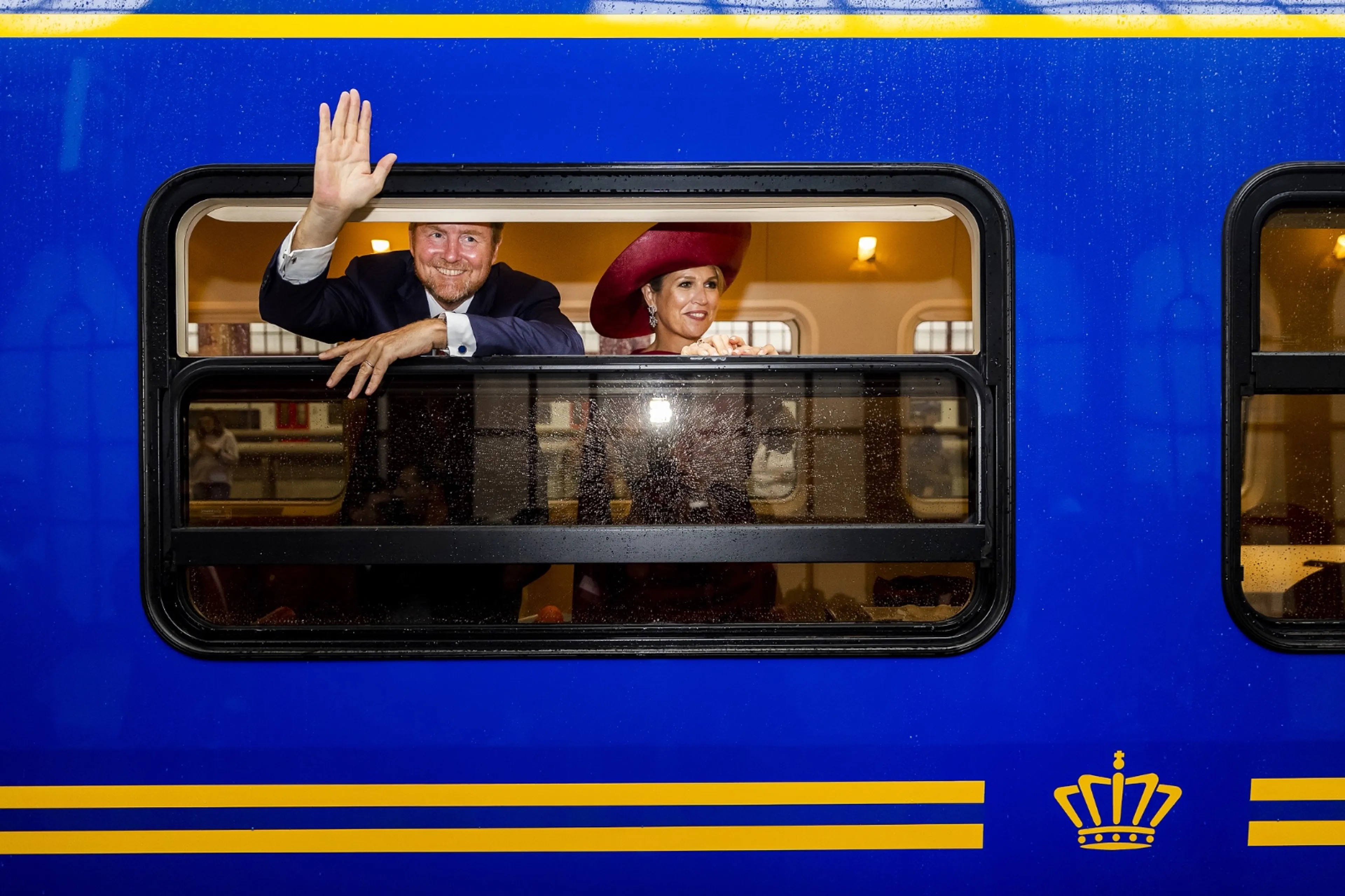 Zwaaien vanuit het raam.