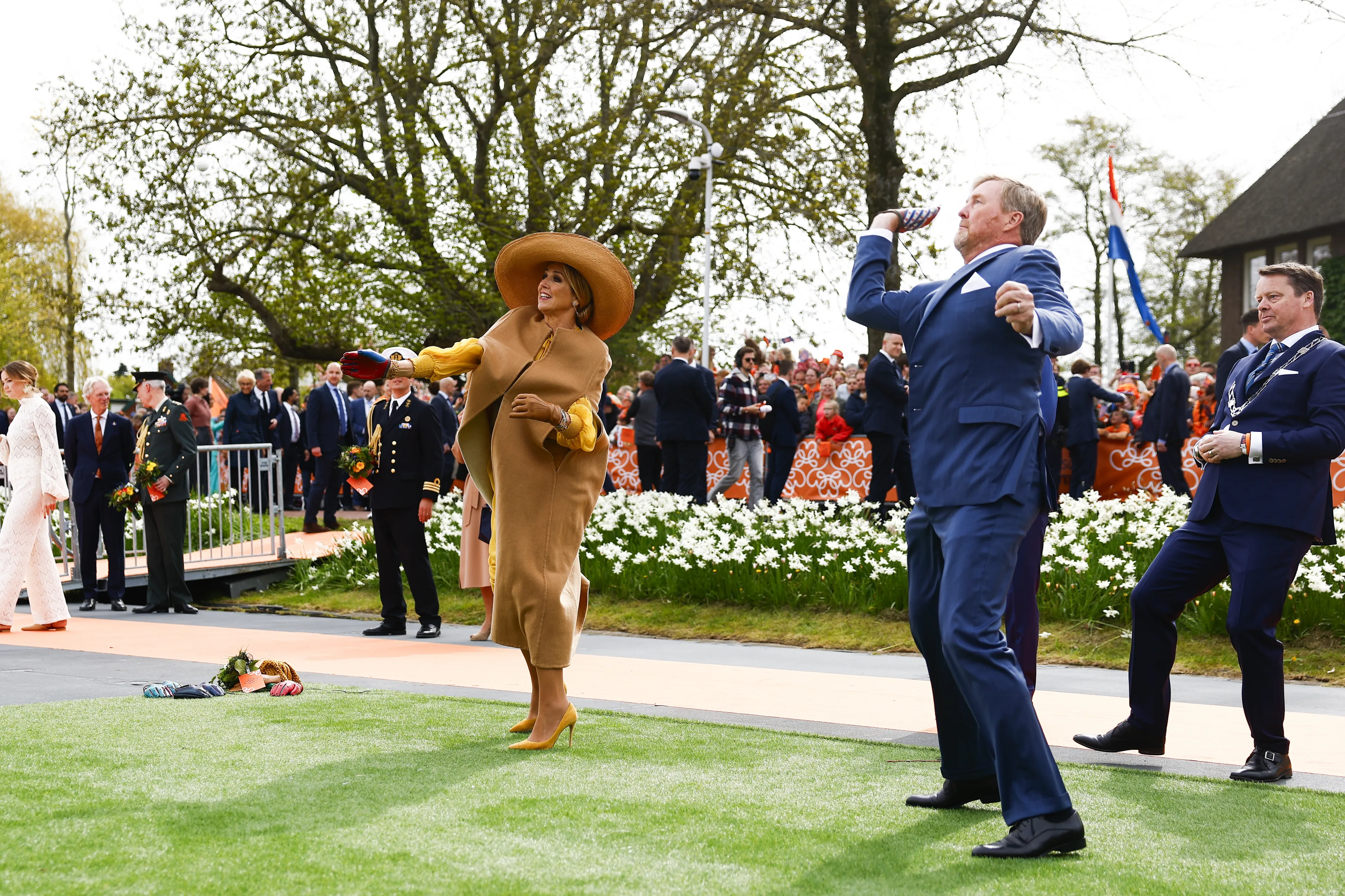 Het koningspaar doen een gooi.