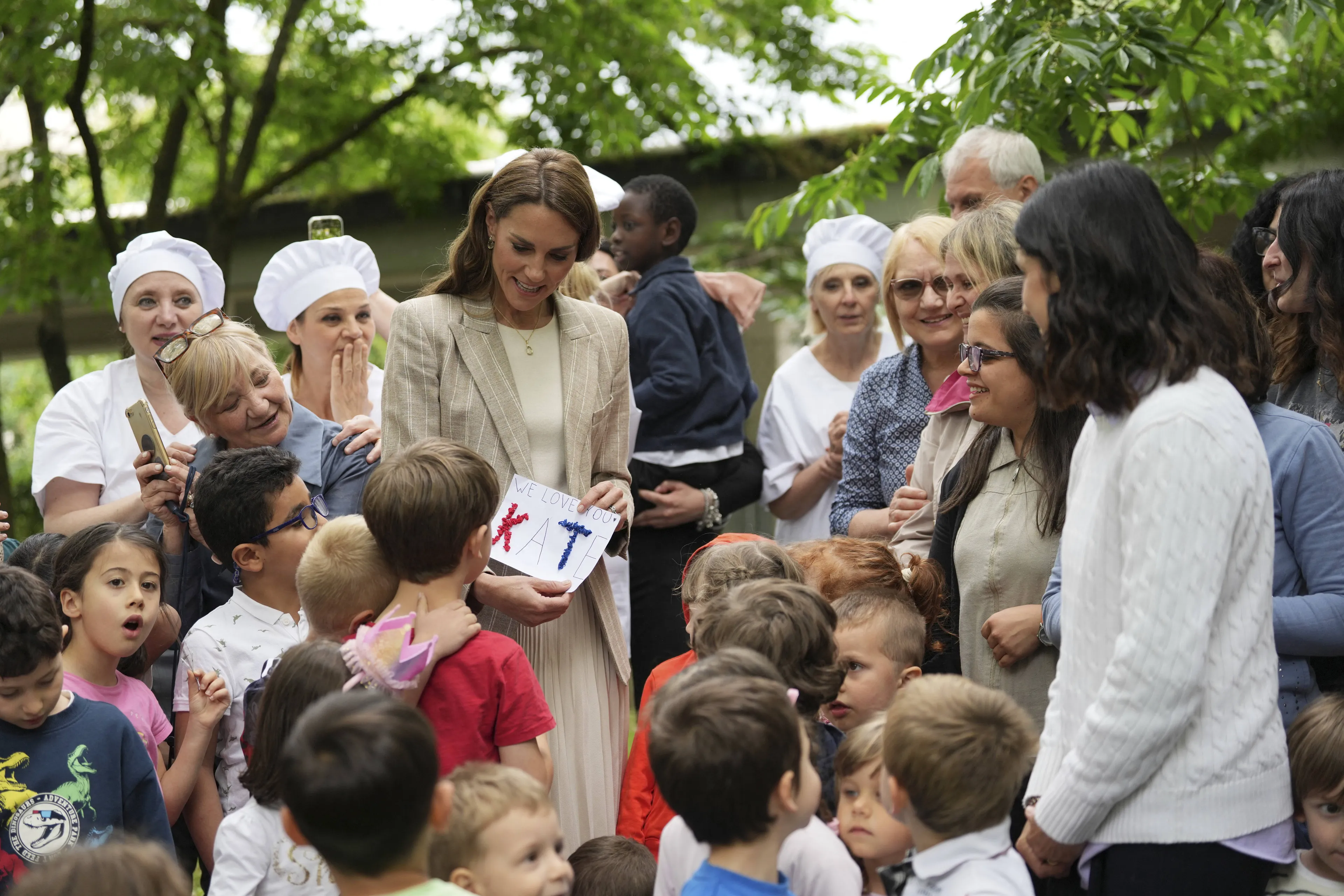 De kinderen luisteren aandachtig naar 'Caterina'.