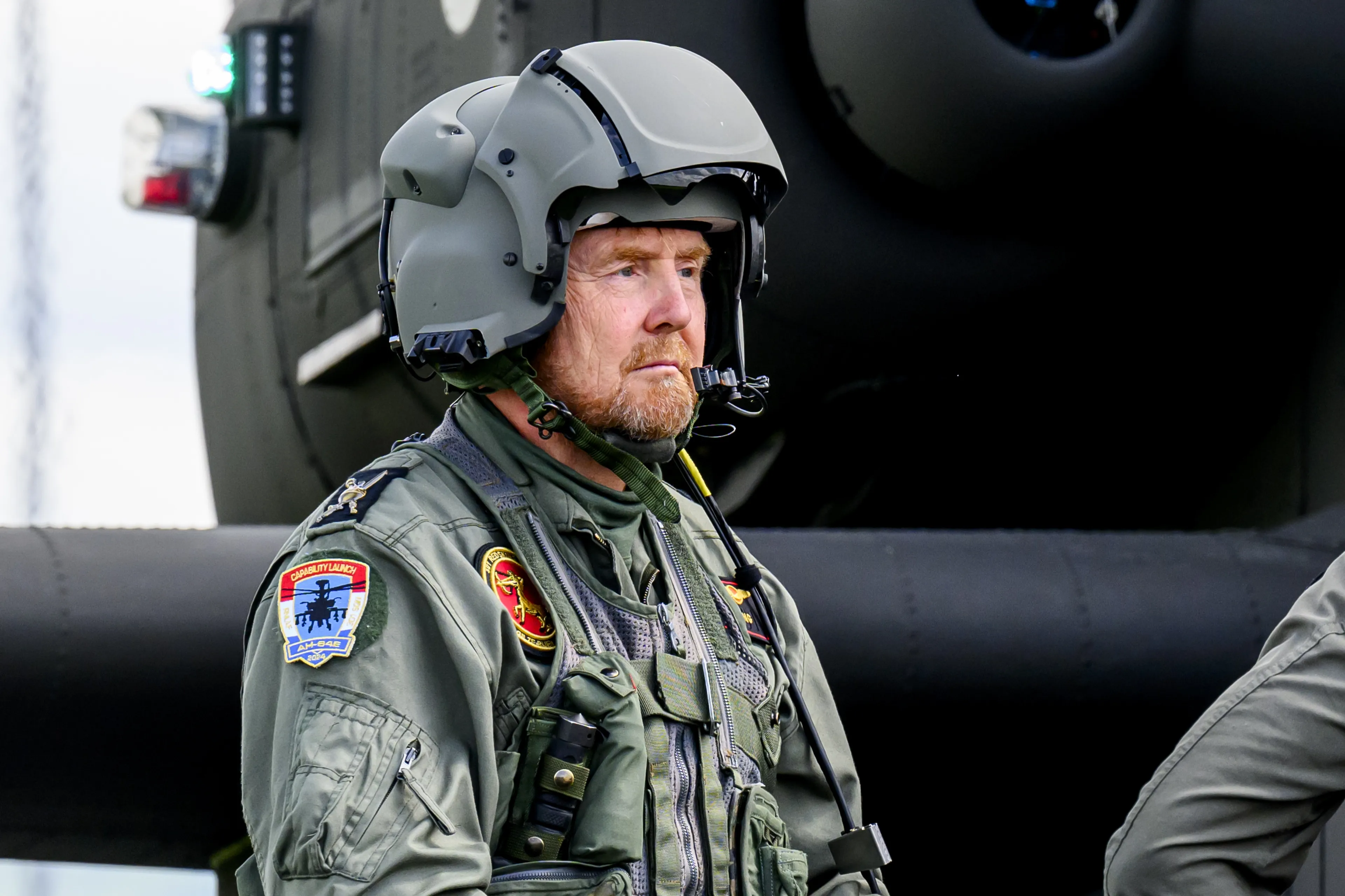 Koning Willem-Alexander tijdens een helikopteroefening TAC Blaze UK op Carlisle Airport in het Verenigd Koninkrijk (2024).