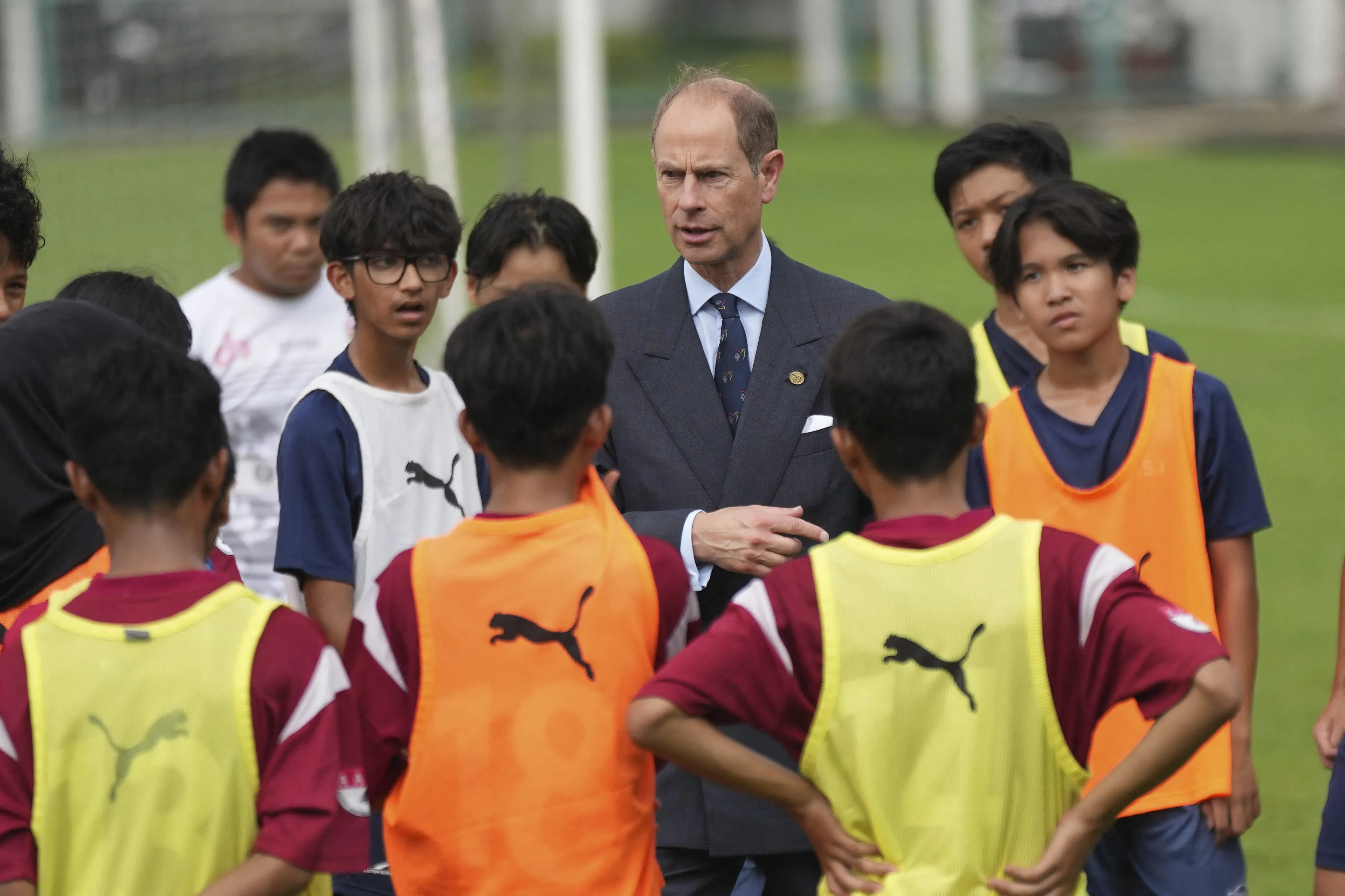 Prins Edward met studenten op een Britse school in Indonesië (2023).