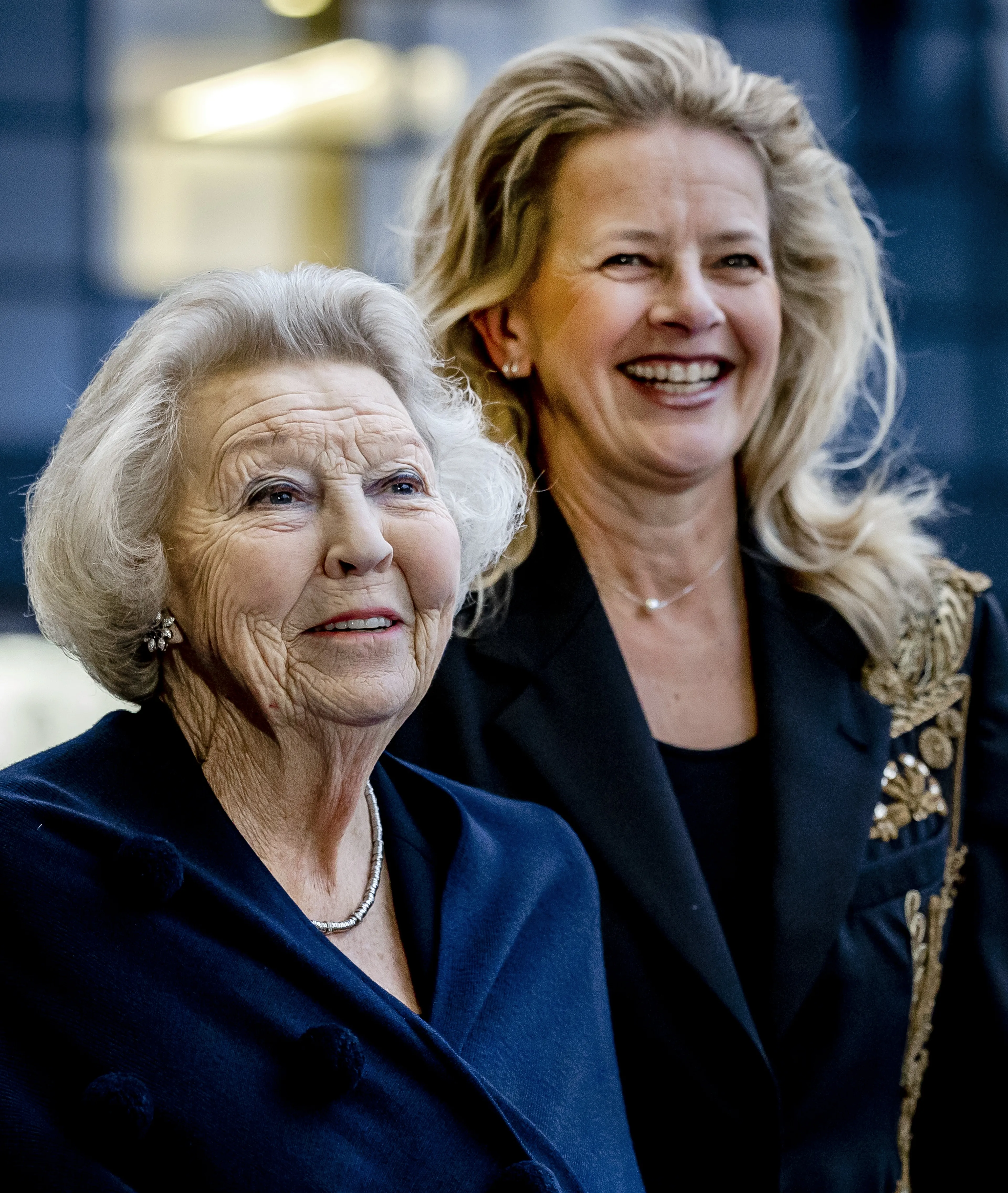 Prinses Beatrix en prinses Mabel tijdens de uitreiking van de tiende Prins Friso Ingenieursprijs in de Haagse Hogeschool (2024).