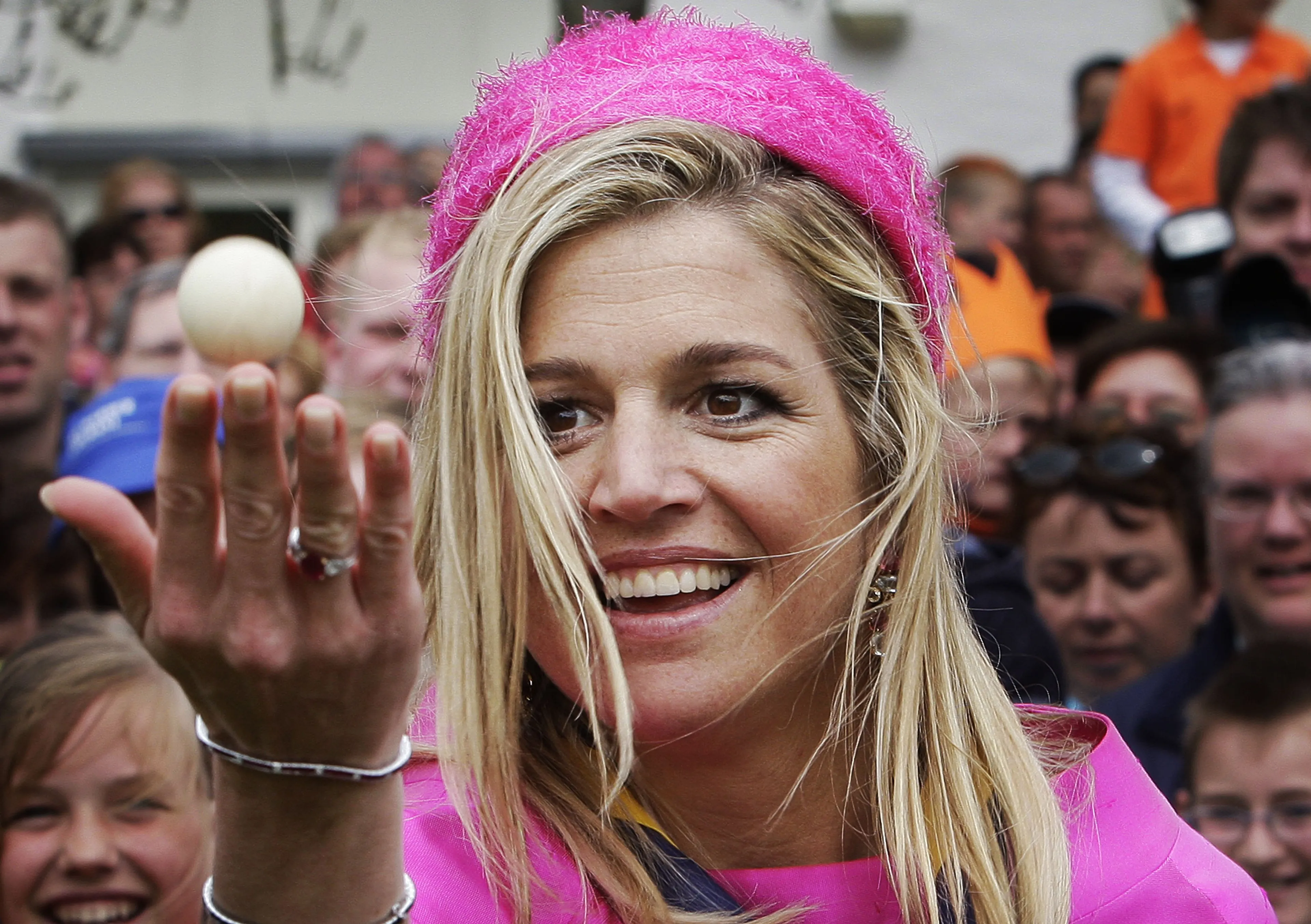 Prinses Máxima aan het kaatsten tijdens Koninginnedag (2008).