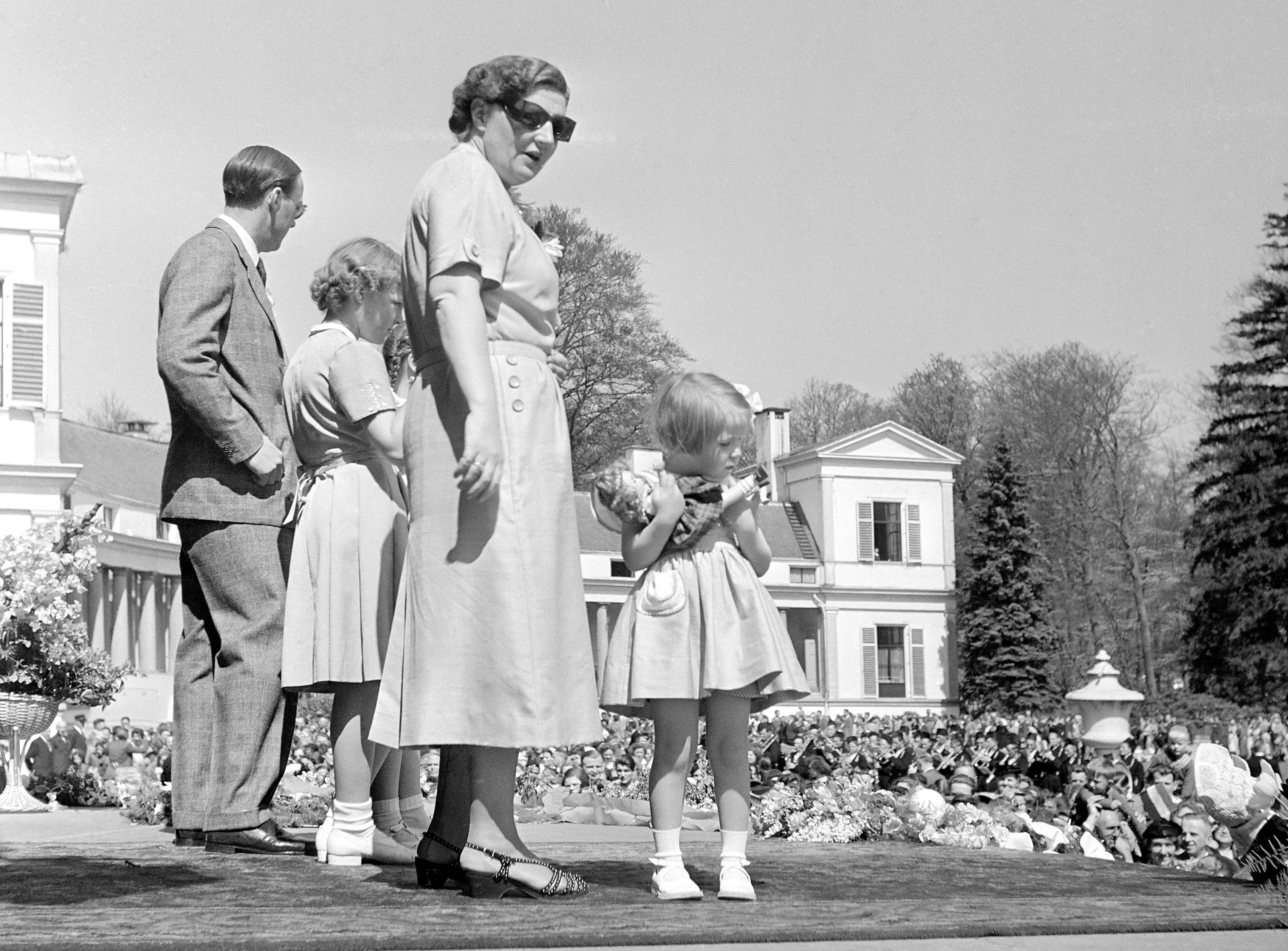 Het defilé op Paleis Soestdijk, Koninginnedag 1952.