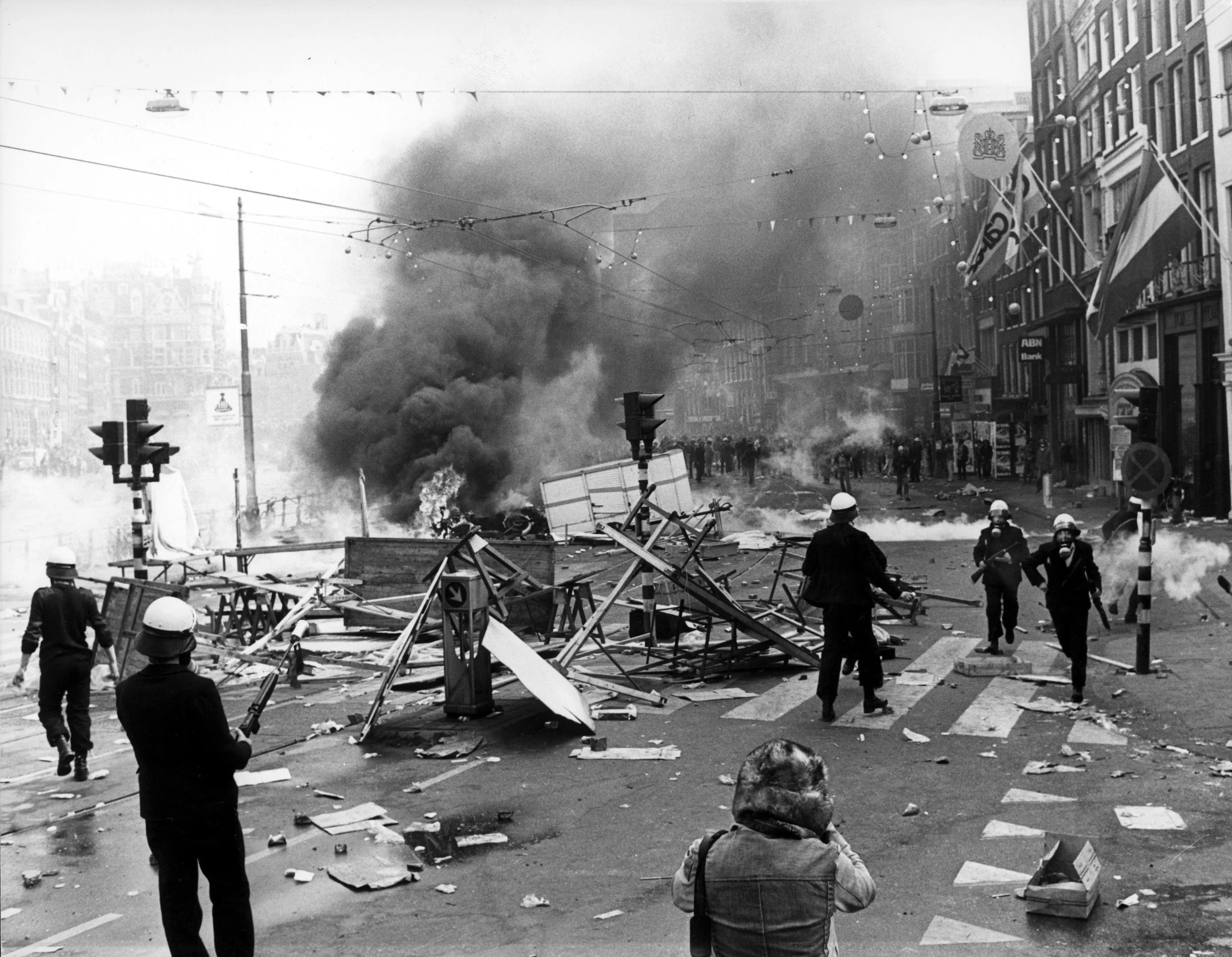 Ondertussen waren er rellen gaande in de hoofdstad.