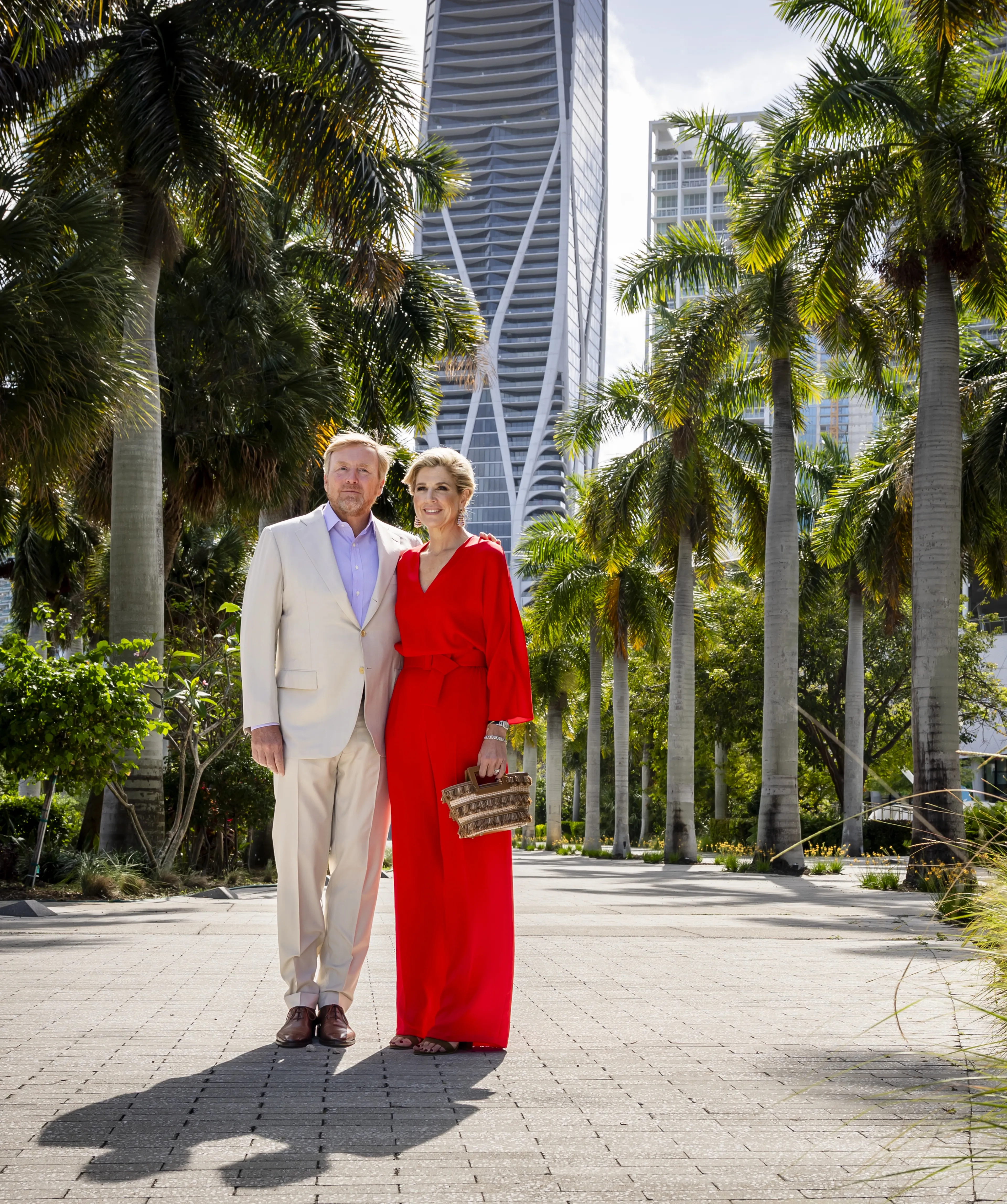 Zowel de koning als koningin gaan zomers gekleed in Miami.